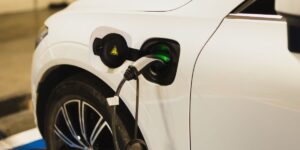 Electric vs. Hybrid Cars: Which Offers Better ROI in 2024? 