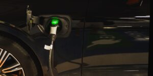 Electric vs. Hybrid Cars: Which Offers Better ROI in 2024? 